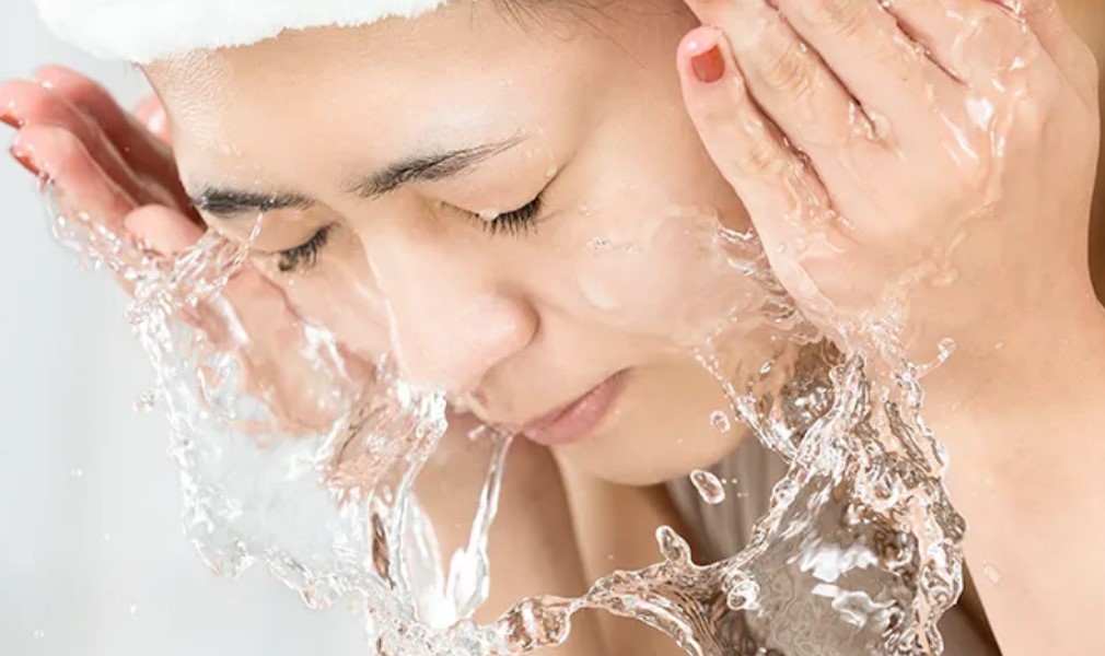 Membersihkan-Kulit-Wajah-Secara-Rutin