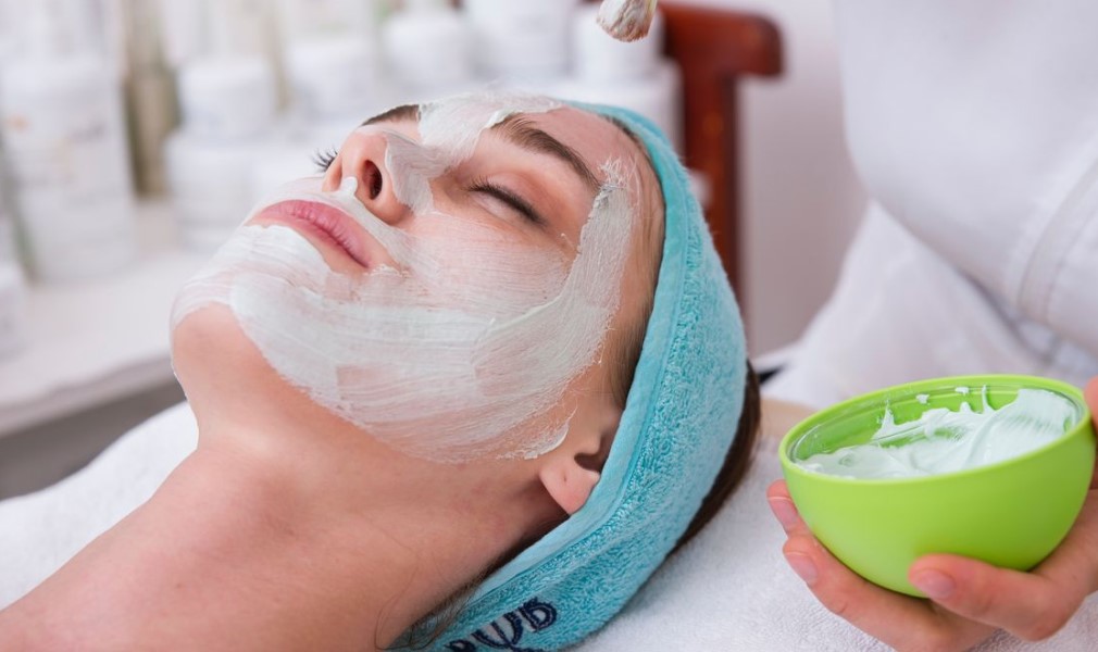 Menggunakan-Masker-Alami