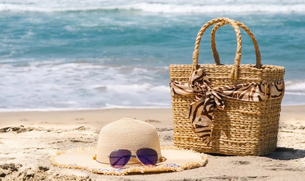 Rekomendasi-Produk-Untuk-Berwisata-ke-Pantai